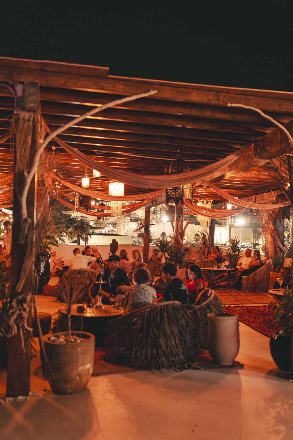 Ambiente del rooftop de Nudo Beach al atardecer