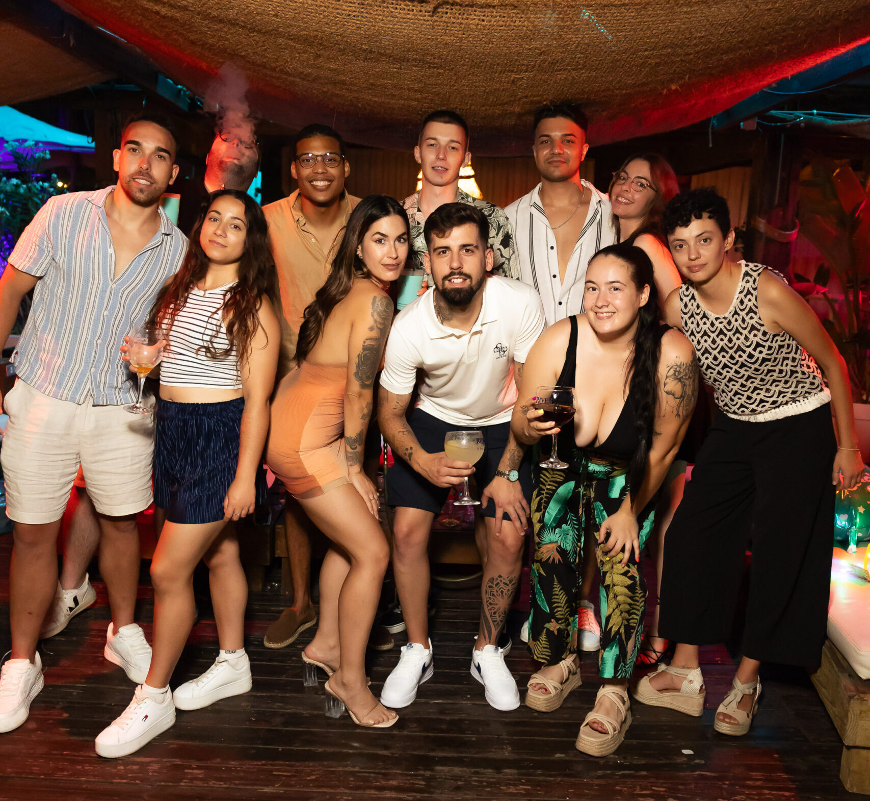 Grupo de amigos en fiesta nocturna 