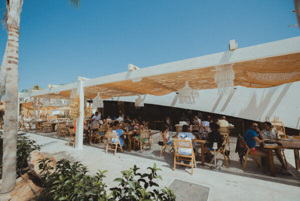 Terraza con clientes comiendo